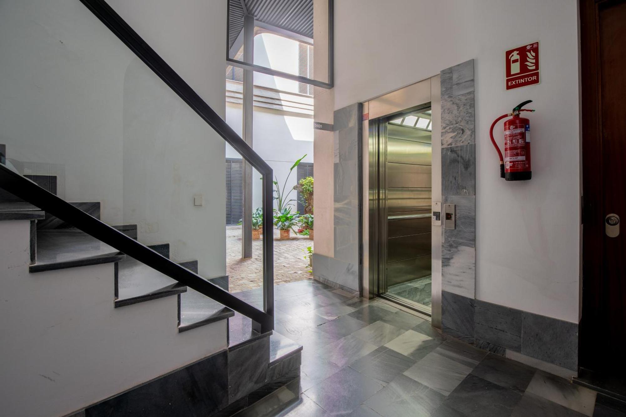Ry Aparcamiento Incluido Junto A Catedral Ideal Parejas Sevilla Eksteriør billede